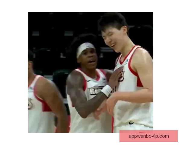 12.6秒逆转制胜杨瀚森含泪微笑拼搏精神感动全场手臂血痕依旧灿烂笑容显英雄气概